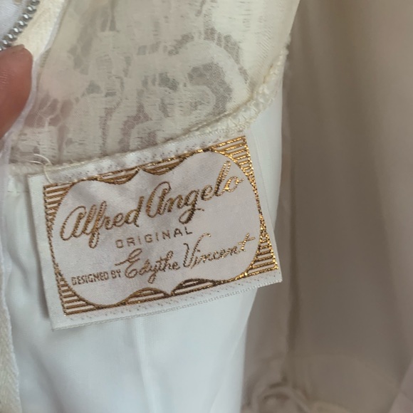 Vintage Alfred Angelo wedding gown. Designed by Edythe Vincent. - Picture 5 of 8